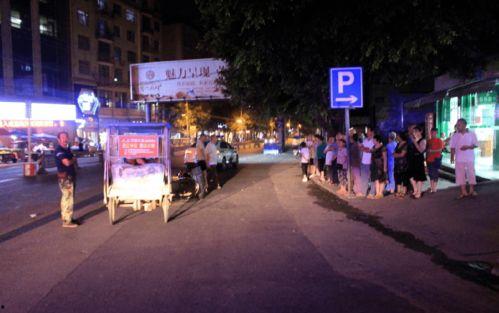 潍坊人民广场吃瓜事件视频,一场引发热议的街头现象  第2张