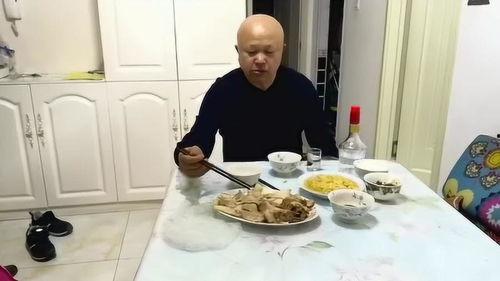 大爷抱着汤碗吃瓜视频大全,趣味横生瞬间集锦  第2张