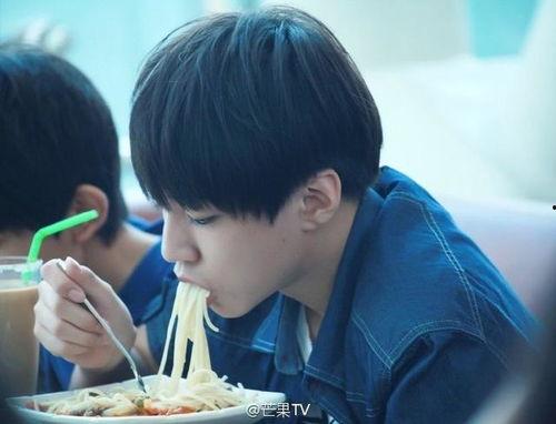 吴磊王俊凯吃瓜视频,揭秘娱乐圈幕后故事  第2张