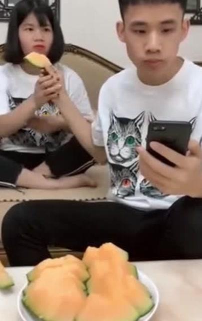 吃瓜姐姐弟弟视频,揭秘家庭欢乐日常  第2张