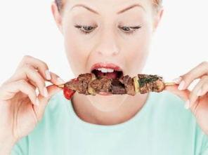 吃瓜被咬掉一块肉视频,网友直呼太真实