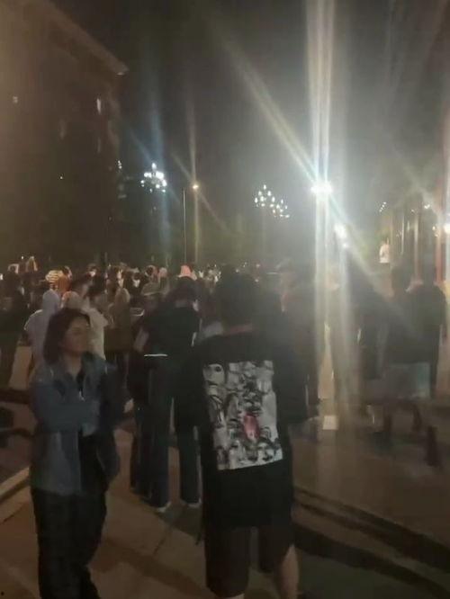 学生围观吃瓜视频,揭秘学生吃瓜视频背后的热点现象  第3张