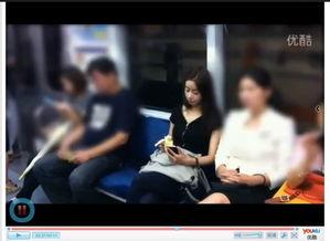 美女吃瓜拍照视频,美女吃瓜拍照，镜头下的夏日风情  第2张