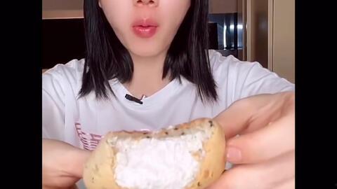 好利来视频女主吃瓜,揭秘幕后故事  第2张