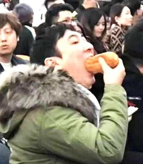 陪玩大型吃瓜现场视频,陪玩视频揭秘娱乐圈幕后趣事  第3张