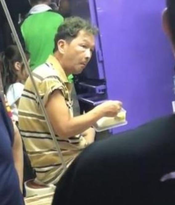 带你吃瓜便衣摆摊视频,带你揭秘“带你吃瓜”幕后故事