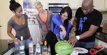 外国人群吃瓜视频,外国人群的趣味生活瞬间  第2张