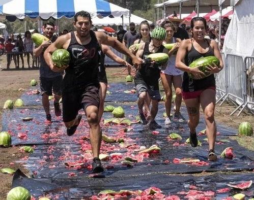 外国人群吃瓜视频,外国人群的趣味生活瞬间  第3张