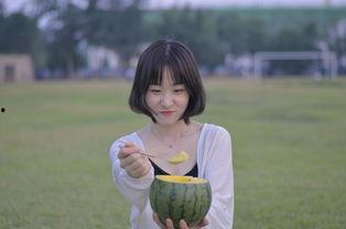 夏天女孩吃瓜视频照片,女孩清凉一夏的甜蜜瞬间