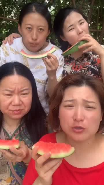 两女神吃瓜视频,揭秘娱乐圈幕后风云  第2张