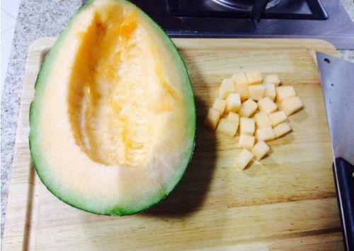 小宝吃哈密瓜的视频