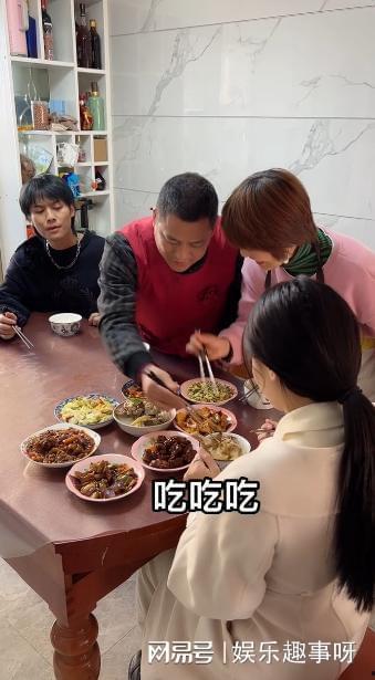 小杨哥楼顶吃瓜视频,揭秘网红生活幕后真相  第3张