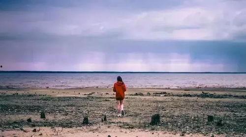 海边吃瓜小视频,一起品味夏日吃瓜小视频  第3张