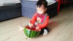 蒙眼吃瓜亲子视频大全,瓜果飘香欢乐无限  第3张