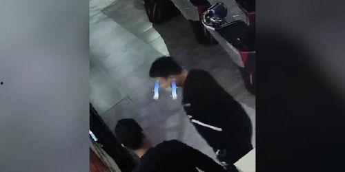 吃瓜群众围观拆雷视频,吃瓜群众围观惊心动魄一幕  第2张