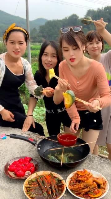 三位美女吃瓜图片视频下载,捕捉网络热议瞬间  第2张