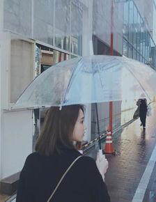 雨中吃瓜张慧雯视频,张慧雯演绎夏日清新美食时刻  第3张